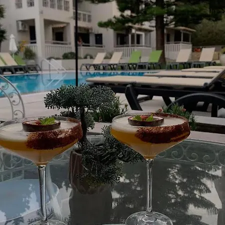 Trianon Apartahotel 4*